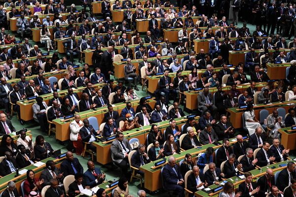 Мамлекет башчы дүйнө Газа тилкесиндеги аёосуз кагылышуулардын айынан эбегейсиз жоготууларга учурап жаткан Палестина элине тилектеш болушу керектигин белгилеген - Sputnik Кыргызстан