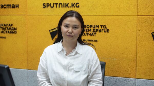 Эмгек, социалдык камсыздоо жана миграция министрлигинин Социалдык коргоо департаментинин жетектөөчү адиси Айтбүбү Бахтияр кызы - Sputnik Кыргызстан