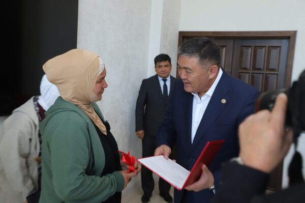 Камчыбек Ташиев жети балалуу жалгыз бой эне Гүлнур Саламатовага эки бөлмөлүү батирдин ачкычын тапшырды - Sputnik Кыргызстан