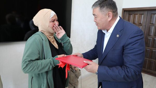 Ташиев 7 балалуу жалгыз бой энеге эки бөлмөлүү батир белек кылды - Sputnik Кыргызстан