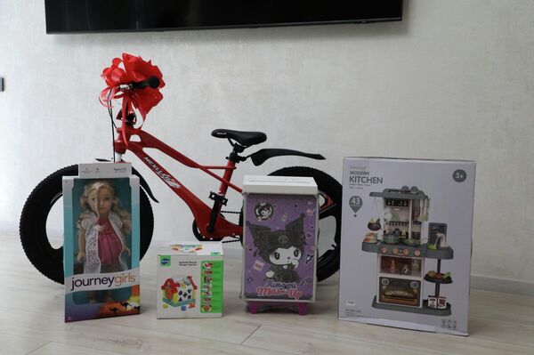 Ал колундагы 10 айлык баласы менен ишке орношууга, батир ижаралоого мүмкүнчүлүгү жок экенин айтып Камчыбек Ташиевге кайрылган - Sputnik Кыргызстан