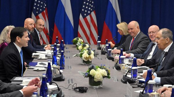 Глава МИД России Сергей Лавров обсудил урегулирование конфликта на Украине с госсекретарем США Марко Рубио в Нью-Йорке - Sputnik Кыргызстан