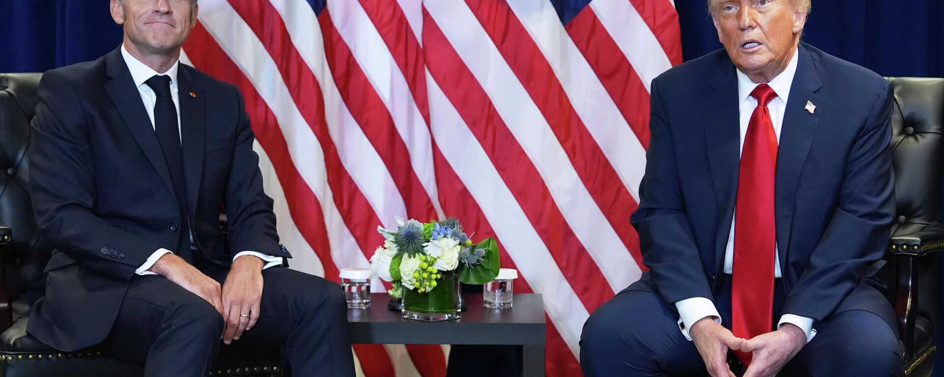 Президент Дональд Трамп встречается с президентом Франции Эммануэлем Макроном во время Генеральной Ассамблеи Организации Объединенных Наций в Нью-Йорке - Sputnik Кыргызстан, 1920, 25.09.2025