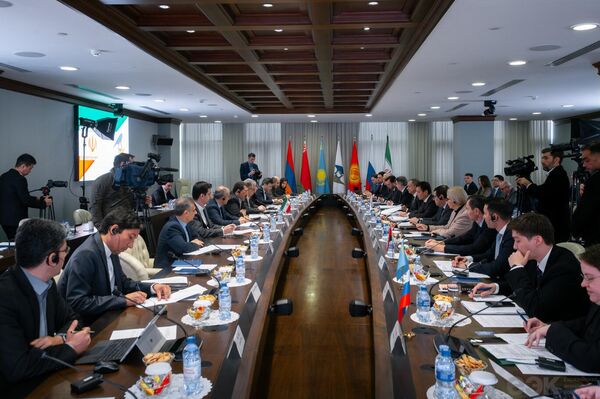 ЕАЭБ менен Ирандын ортосундагы эркин соода жөнүндө макулдашууну ишке ашыруу боюнча кызматташуунун үч жылдык жол картасына кол коюлду - Sputnik Кыргызстан