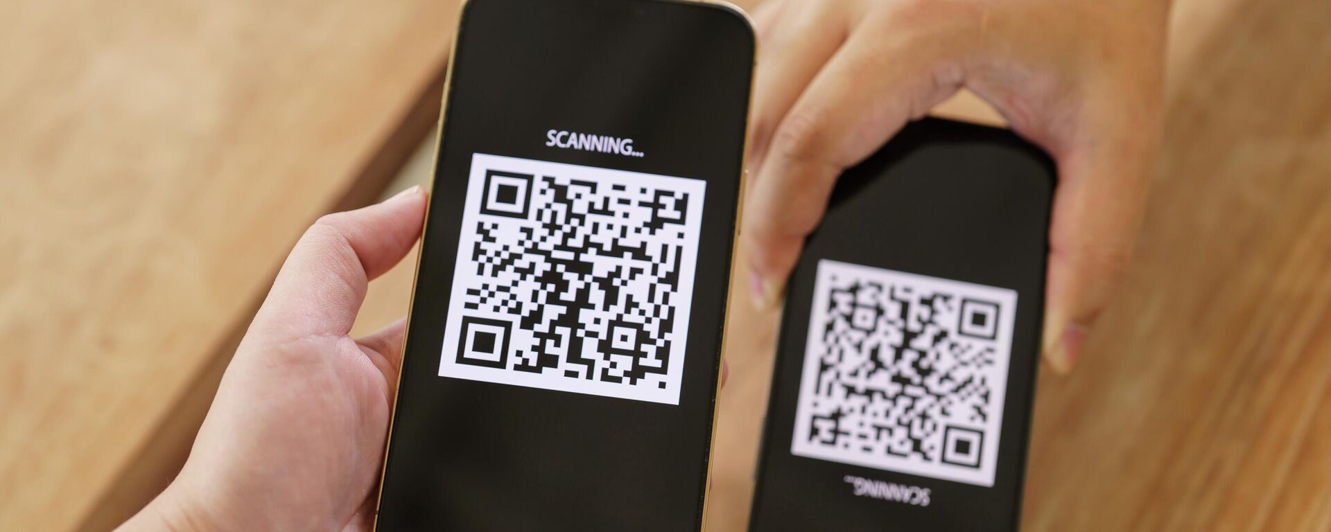 Адам QR кодун колдонуп жатат. Иллюстративдик сүрөт. - Sputnik Кыргызстан, 1920, 25.09.2025