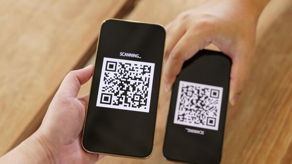Адам QR кодун колдонуп жатат. Иллюстративдик сүрөт. - Sputnik Кыргызстан