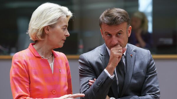 Президент Франции Эммануэль Макрон беседует с председателем Европейской комиссии Урсулой фон дер Ляйен. Архивное фото - Sputnik Кыргызстан