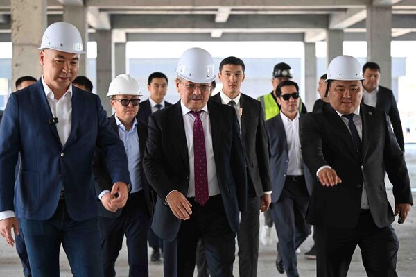 Министрлер кабинетинин төрагасы Адылбек Касымалиев Бишкек шаарында &quot;Мамлекеттик ипотекалык компания&quot; ААКы тарабынан курулуп жаткан &quot;Ынтымак&quot; турак жай комплексинен кабар алды - Sputnik Кыргызстан