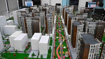 Глава кабмина ознакомился с ходом строительства жилых домов ГИК