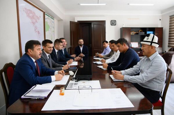 Посол России в КР Сергей Вакунов посетил с рабочим визитом Токмок. Он встретился с мэром города Алтынбеком Эргешовым, обсудил вопросы развития двустороннего сотрудничества и совместных социально-экономических проектов - Sputnik Кыргызстан