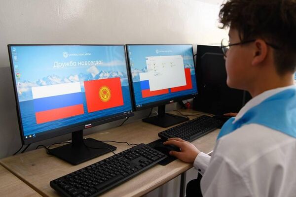 Состоялось торжественное открытие компьютерного класса в школе № 13. Его оборудовали при поддержке российского фонда Central Asia Capital и посольства РФ. - Sputnik Кыргызстан