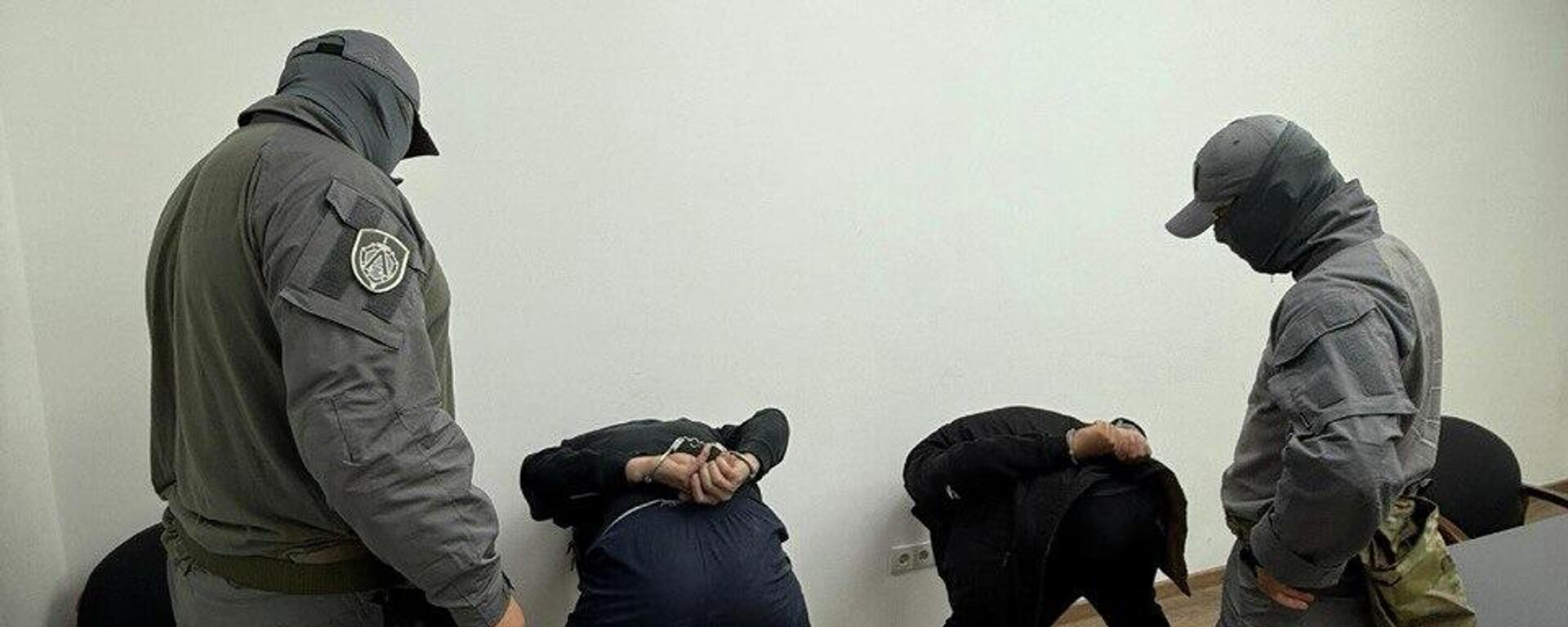 УКМК Ташиевдин жыйынында 24 кызматкерди кармап кеткен видеосун жарыялады - Sputnik Кыргызстан, 1920, 26.09.2025