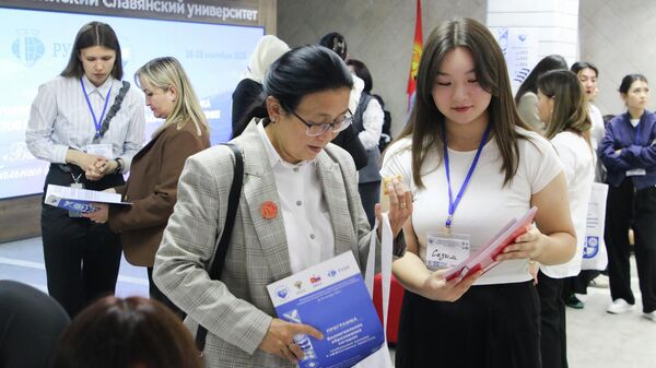 Международный форум по билингвальному образованию в КРСУ - Sputnik Кыргызстан