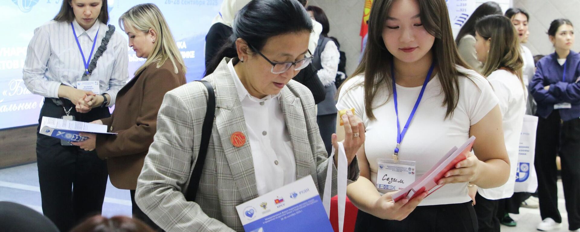 Международный форум по билингвальному образованию в КРСУ - Sputnik Кыргызстан, 1920, 26.09.2025