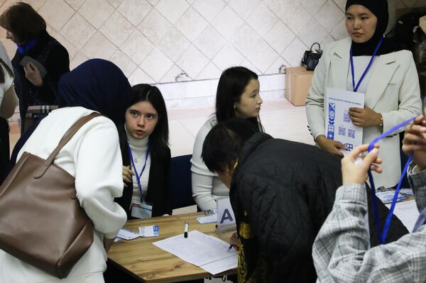 Иш-чара КРСУ менен П.Лумумба атындагы Россиянын достук университети тарабынан РФ Илим жана жогорку билим берүү министрлиги, Кыргызстандын Илим, жогорку билим берүү жана инновациялар министрлиги жана Россотрудничествонун Кыргызстандагы өкүлчүлүгүнүн колдоосунда уюштурулган - Sputnik Кыргызстан