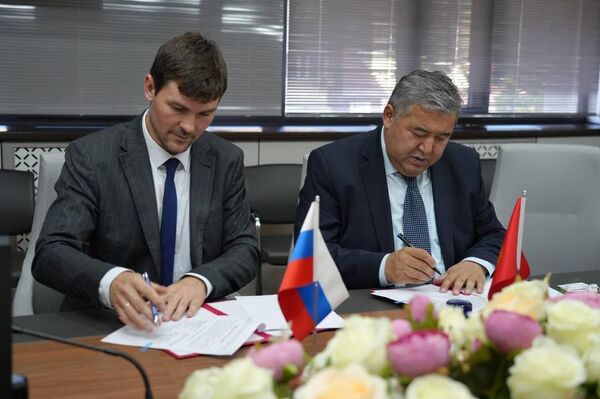 Подписано семь партнерских соглашений между университетами, лицеями и колледжами, а также соглашение между Минсельхозом КР и Евразийской организацией сотрудничества. - Sputnik Кыргызстан