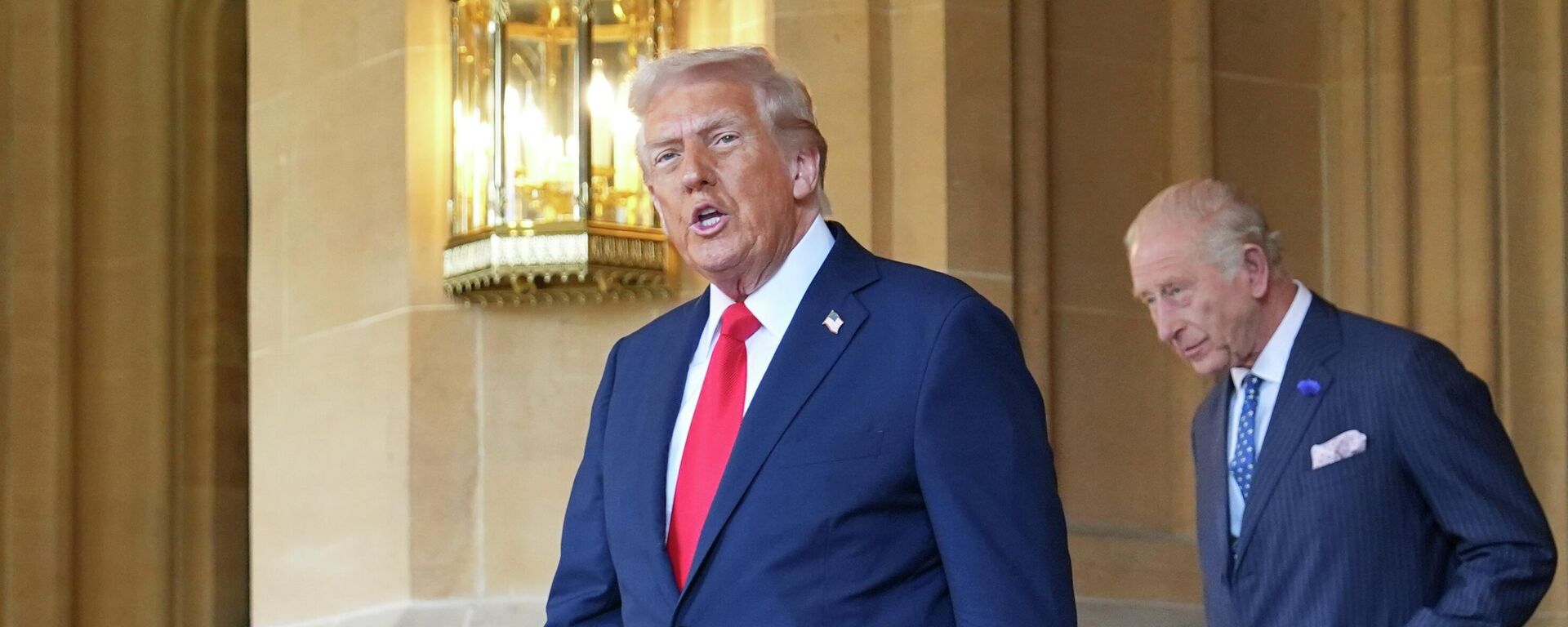 Президент США Дональд Трамп покидает Виндзорский замок после прощания с королём Великобритании Карлом III в Виндзоре - Sputnik Кыргызстан, 1920, 27.09.2025