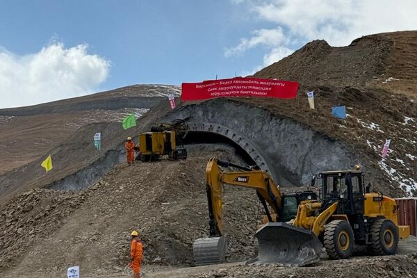 На Иссык-Куле заложили капсулу под строительство двух тоннелей на автодороге Барскоон — Бедель - Sputnik Кыргызстан