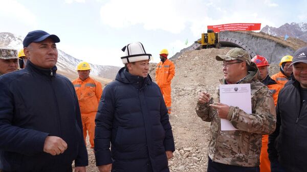 На Иссык-Куле заложили капсулу под строительство двух тоннелей на автодороге Барскоон — Бедель - Sputnik Кыргызстан
