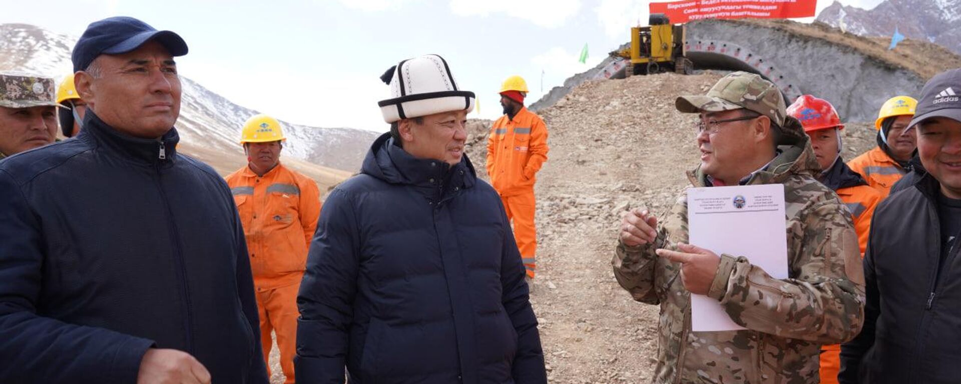 На Иссык-Куле заложили капсулу под строительство двух тоннелей на автодороге Барскоон — Бедель - Sputnik Кыргызстан, 1920, 27.09.2025