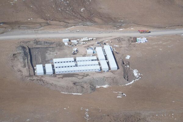 На Иссык-Куле заложили капсулу под строительство двух тоннелей на автодороге Барскоон — Бедель - Sputnik Кыргызстан