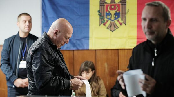 Парламенттик шайлоодо жарандар Кишиневдогу шайлоо участогунда добуш берүүдө - Sputnik Кыргызстан