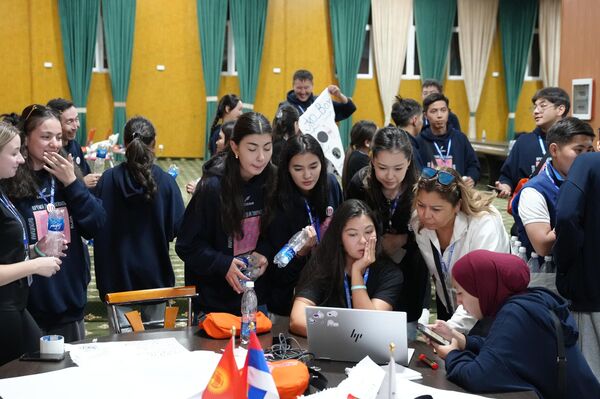 В нем приняли участие более 100 студентов из всех областей страны - Sputnik Кыргызстан