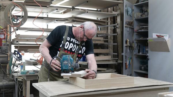 Сотрудник мебельной фабрики. Архивное фото - Sputnik Кыргызстан