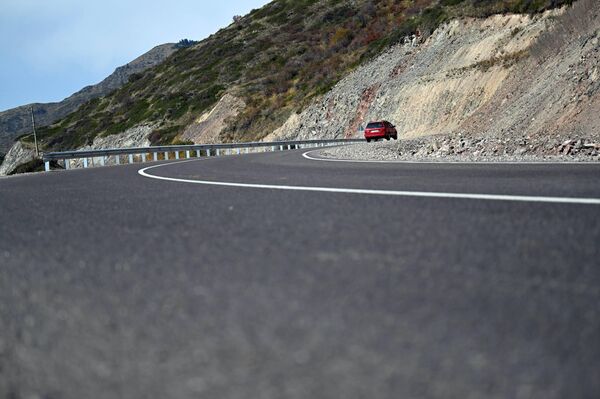 Жапаров 2021-жылдан бүгүнкү күнгө чейин транспорт жана жол тармагына 102 миллиард сомдон ашык каражат бөлүнгөнүн кошумчалаган - Sputnik Кыргызстан