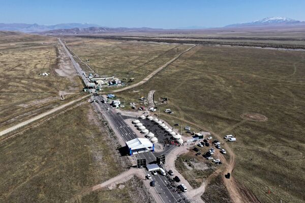 Трасса расположена на северо-востоке Иссык-Куля и ведет к джайлоо Каркыра. Ее протяженность составляет 52 километра. - Sputnik Кыргызстан