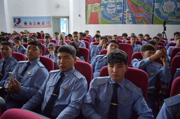 Технику предоставила АНО &quot;Русская гуманитарная миссия&quot; в рамках программы поддержки образования и в соответствии с концепцией развития гуманитарного потенциала ОАО &quot;РЖД&quot; за рубежом - Sputnik Кыргызстан