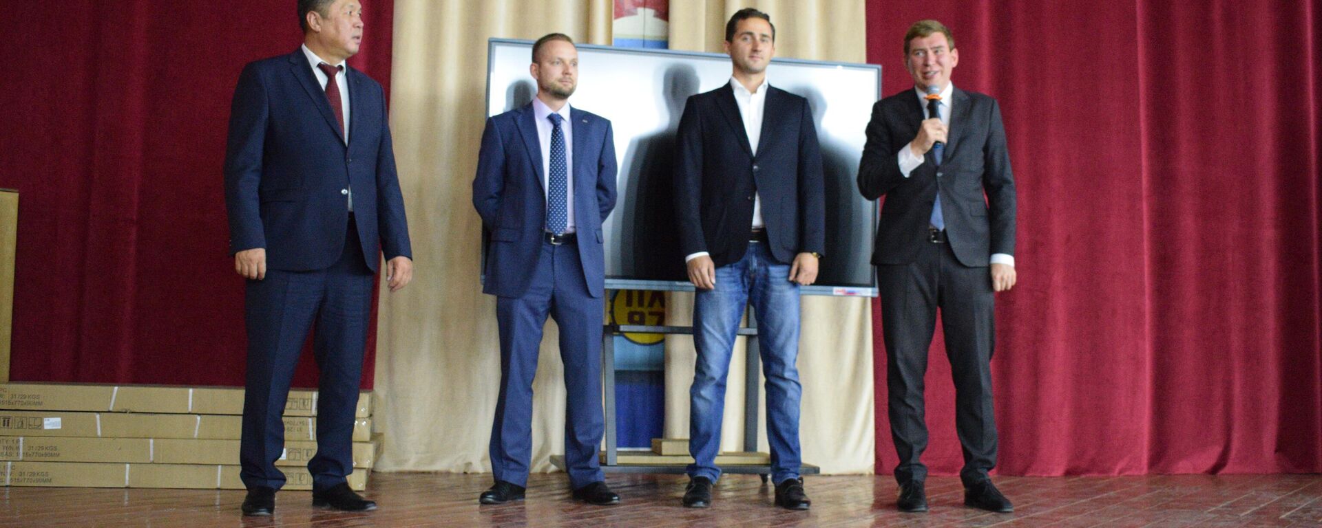 Русская гуманитарная миссия и РЖД передали оборудование лицею в Бишкеке - Sputnik Кыргызстан, 1920, 29.09.2025