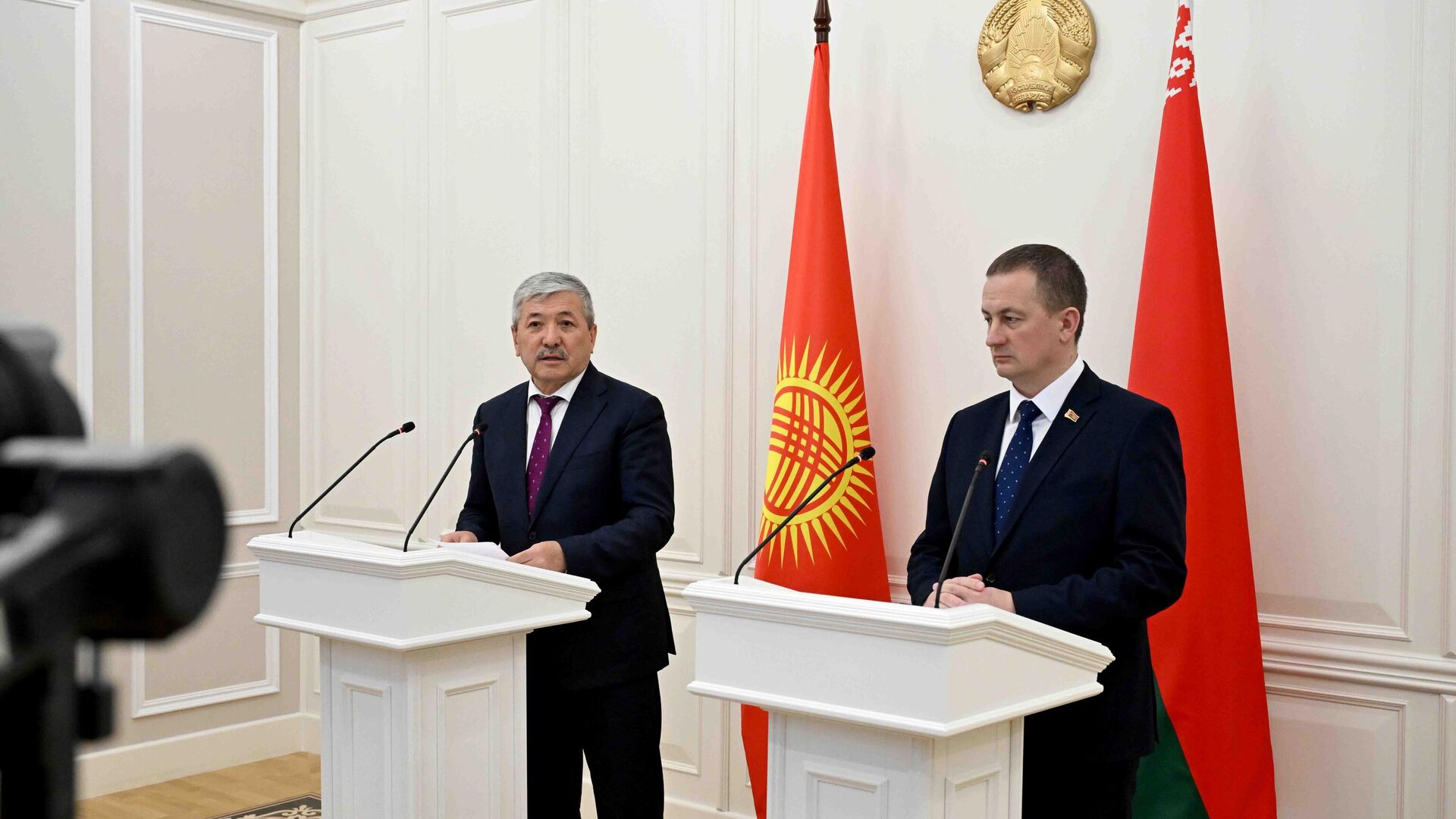 МинКаб төрагасы Адылбек Касымалиев менен Беларустун премьер-министри Александр Турчин МинКаб төрагасы Адылбек Касымалиев менен Беларустун премьер-министри Александр Турчин - Sputnik Кыргызстан, 1920, 29.09.2025