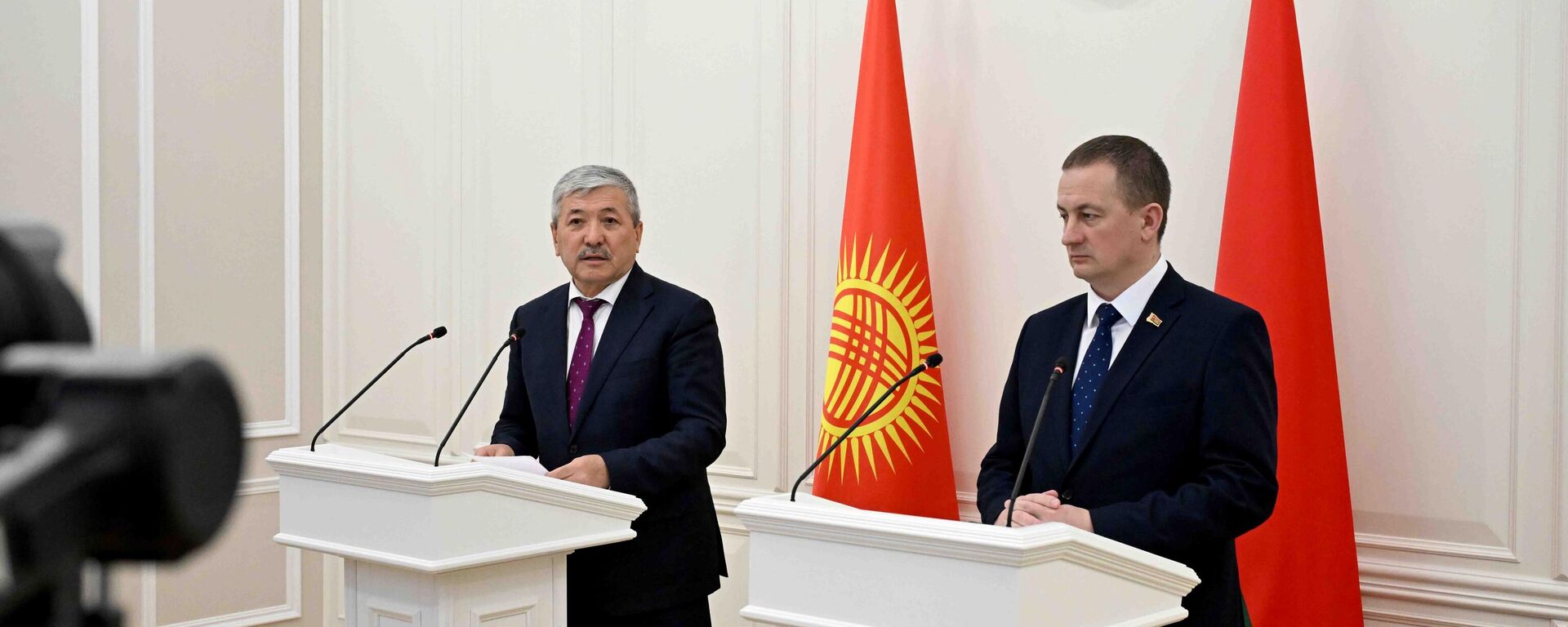 Минкаб төрагасы Адылбек Касымалиев жана Беларусь премьер-министри Александр Турчин. Архив - Sputnik Кыргызстан, 1920, 05.06.2026