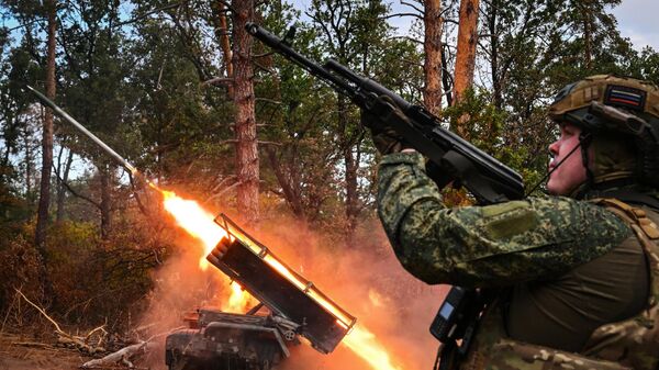 Боевая работа РСЗО Град 25-й армии группировки войск Запад на Краснолиманском направлении СВО - Sputnik Кыргызстан