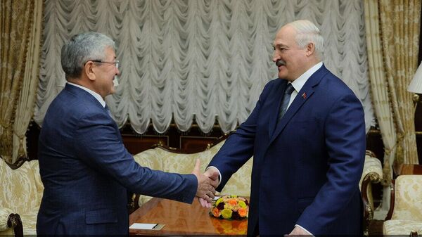 Встреча президента Беларуси Александра Лукашенко с председателем кабмина Адылбеком Касымалиевым - Sputnik Кыргызстан