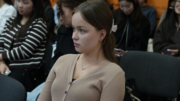 На нем выступил сотрудник пресс-службы &quot;Кумтор Оперейтинг Компани&quot; Марат Кыдыралиев - Sputnik Кыргызстан