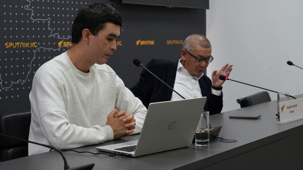 Сотрудник пресс-службы Кумтор Оперейтинг Компани Марат Кыдыралиев (справа) Сотрудник пресс-службы Кумтор Оперейтинг Компани Марат Кыдыралиев (справа) - Sputnik Кыргызстан