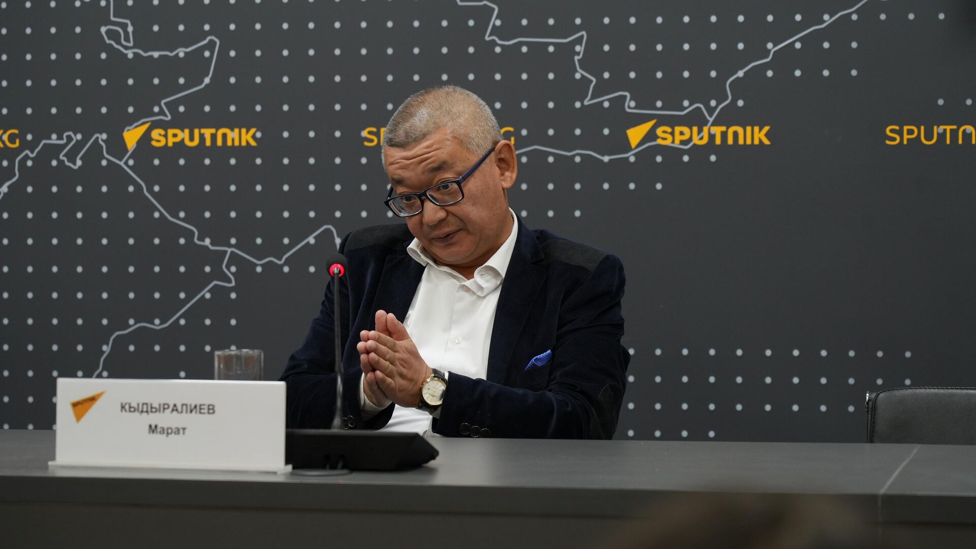 Мастер-класс сотрудника пресс-службы Кумтор Оперейтинг Компани Марата Кыдыралиева - Sputnik Кыргызстан, 1920, 30.09.2025