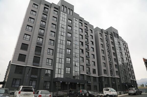 Жаңы батирлердин ачкычын министр Руслан Мукамбетов тапшырып, иш-чарага Каракол шаарынын мэри Нуртилек Орозбаев, аскер кызматчылары, алардын үй-бүлө мүчөлөрү жана жакындары катышкан - Sputnik Кыргызстан