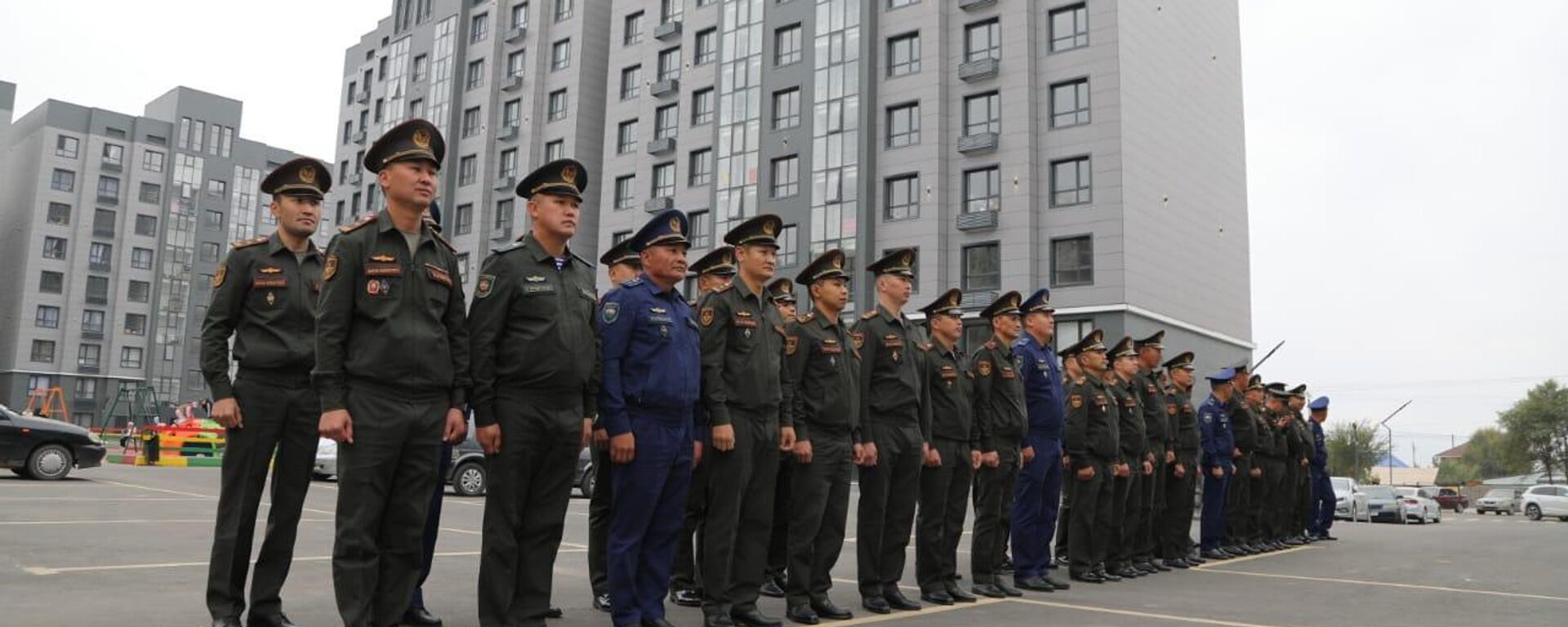 Вручение ключей от ипотечных квартир военнослужащим в Караколе - Sputnik Кыргызстан, 1920, 01.10.2025