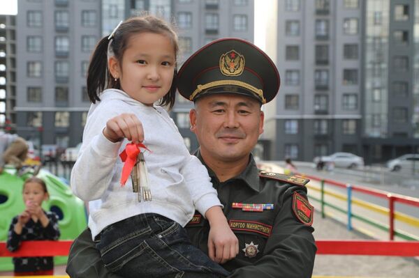 Белгилей кетсек, өткөн айдын башында министрлер кабинети аскер кызматкерлерине жана алардын үй-бүлө мүчөлөрүнө ипотекалык төлөмдөрдү компенсациялоо боюнча жаңы тартипти бекиткен - Sputnik Кыргызстан