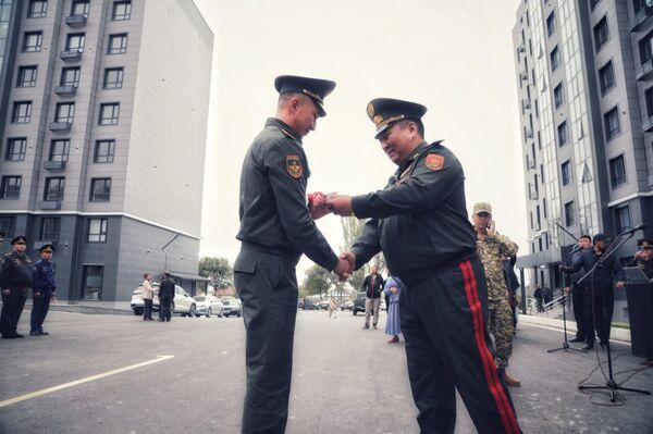 Бүгүн, 1-октябрда, Ысык-Көл облусунун Каракол шаарында курулган ипотекалык көп кабаттуу турак жайдан 40тан ашык аскер кызматчысы батир алды - Sputnik Кыргызстан