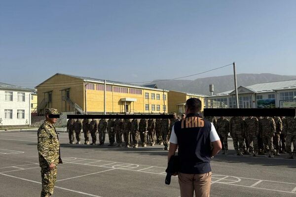 Кыргызстандын жарандарын келишимдик негизде аскердик кызматка чакырууда Коргоо министрлигинде коррупциялык схема түзүлгөнү аныкталды - Sputnik Кыргызстан