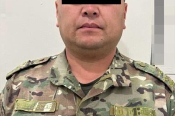 Атайын кызматтын маалыматы боюнча, Коргоо министрлигинин аскер бөлүктөрүнүн биринин командири ИИМдин ички аскер бөлүгүнүн аскер кызматкери менен алдын ала сүйлөшүп алып, келишимдик негизде аскердик кызматка чакыруу үчүн жарандардан 70-90 миң сомго чейин акча алып турушкан - Sputnik Кыргызстан