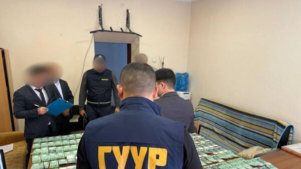 Задержание заместителя главврача психбольницы при попытке дачи взятки в 500 тыс сомов - Sputnik Кыргызстан