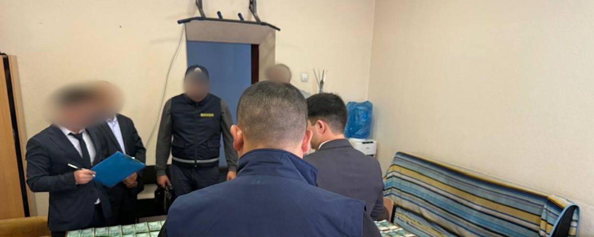 Задержание заместителя главврача психбольницы при попытке дачи взятки в 500 тыс сомов - Sputnik Кыргызстан, 1920, 01.10.2025