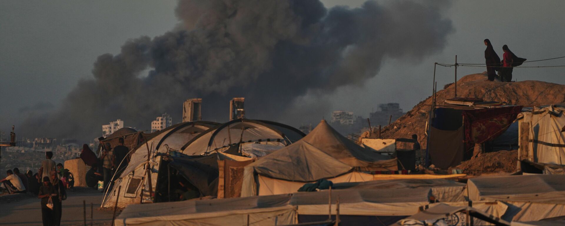 Дым поднимается после израильского удара по сектору Газа - Sputnik Кыргызстан, 1920, 02.10.2025