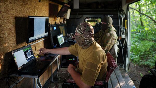 Украинские военнослужащие управляют БПЛА Пингвин в районе линии фронта на Покровском направлении - Sputnik Кыргызстан