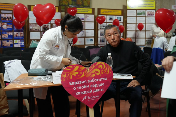 Иш-чарага 100дөн ашык адам катышты. Максаты — адамдардын жүрөгүнө кам көрүү жөнөкөй жана жеткиликтүү кадамдардан башталарын эскертүү - Sputnik Кыргызстан